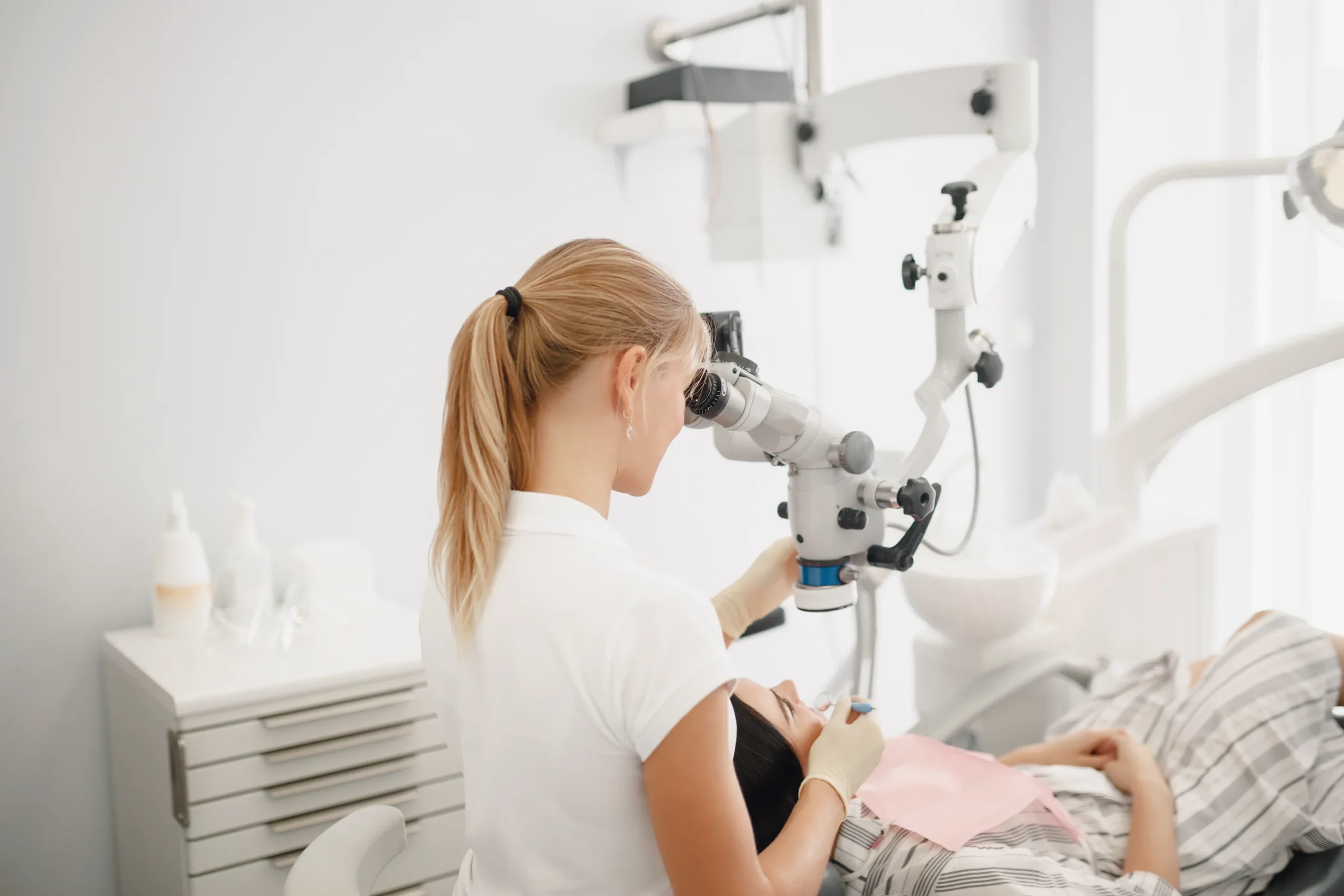 Praticienne au microscope